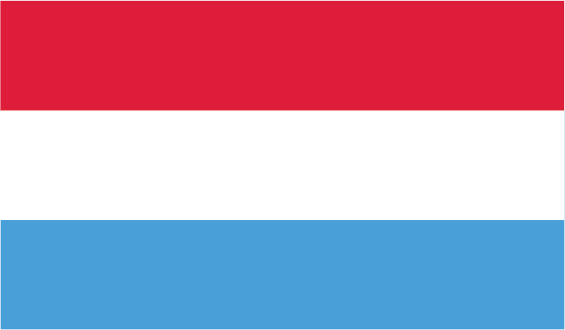 Die Flagge von Luxemburg mit roter, weisser und hellblauer horizontaler Linie.